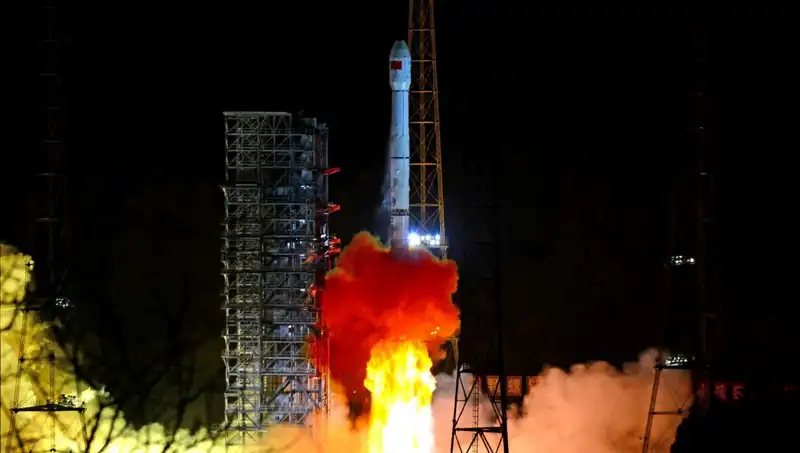 Çin, Uzayda Yeni Bir Dönem Açan Tienvın-2 Asteroid Keşif Aracını Fırlattı