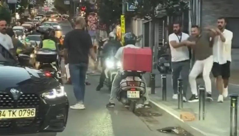 Nişantaşı'nda Yol Verme Tartışması: Kadın Sopayla Saldırıya Uğradı