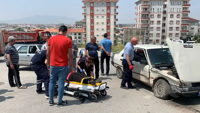 Kavşakta Meydana Gelen Kazada İki Yaralı: Detaylar Ortaya Çıktı