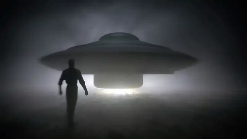 UFO Uzmanı Açıkladı: Uzaylılar Masum İnsanları Hedef Alıyor!
