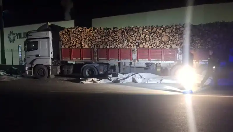 Brandasını toplayan TIR sürücüsüne otomobil çarpınca neler oldu?