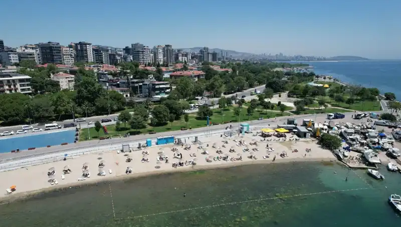 İstanbul'da Sıcak Hava Bunalttı, Caddebostan Sahili Doldu Taştı