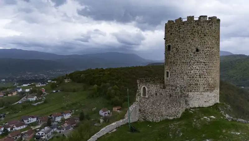 Bosna Hersek'in Tarihini Koruyan Sokolac Kalesi: Geçmişten Geleceğe