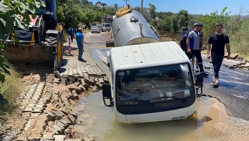 Bodrum’da Su Hattı Patladı! Tanker Çukura Düştü, Şehir Alarmda