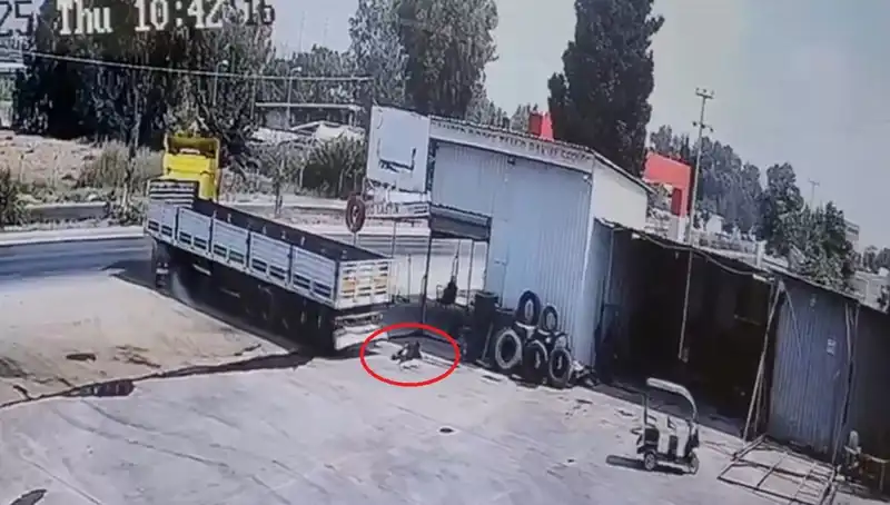 16 Yaşındaki Çocuk İşçi Tamirhanede TIR'ın Altında Kalarak Hayatını Kaybetti