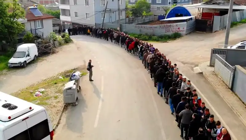 Bursa’da Bayram Coşkusu: 1 Kilometrelik Kuyrukta Bayramlaşma Geleneği Devam Ediyor