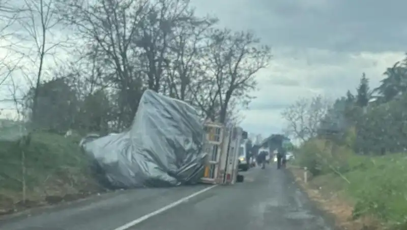 Tekirdağ'da Saman Yüklü TIR Devrildi: Kaza Sonucu Bir Yaralı
