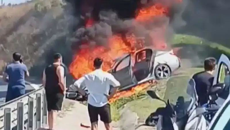 TEM Otoyolu'nda Kaza: Otomobil Alev Alev Yandı, Şok Edici Görüntüler!