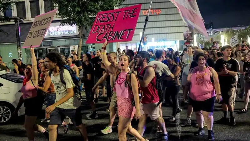 Tel Aviv’de On Binler, Netanyahu'ya Karşı Çağrı ile Sokağa Döndü!