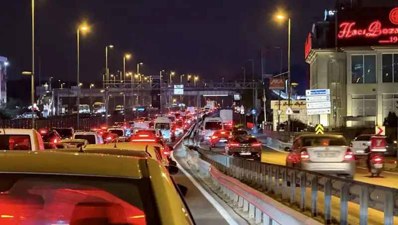 Yenibosna Metrobüs Yaya Üst Geçidinde Büyük Değişim: Güvenlik Artıyor!