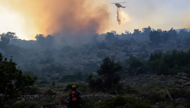 Eğriboz Adası'nda Yangın Felaketi: İki Köy Tahliye Edildi