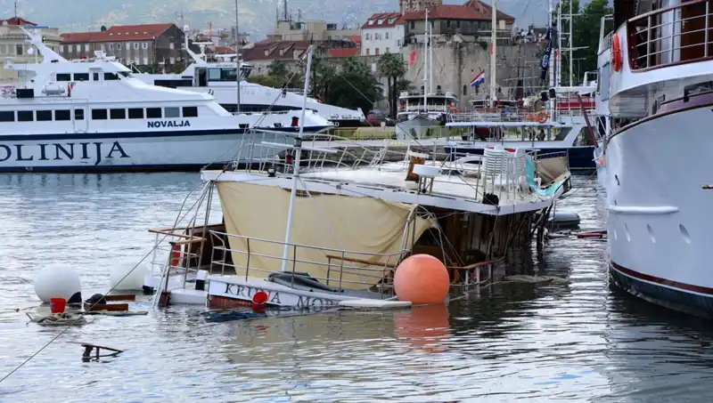 Hırvatistan'da Şiddetli Yağış ve Fırtına: Feribot Kazası Gemi Battı