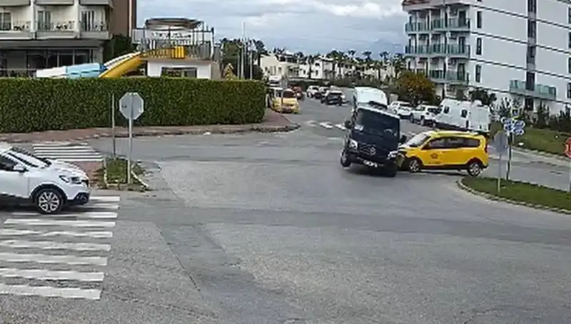 Kavşakta Korkunç Kaza: Minibüs ve Taksi Çarpıştı, Yaralılar Var!