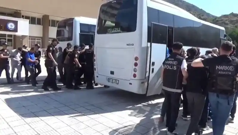 Amasya'da Uyuşturucu Operasyonu: 13 Kişi Tutuklandı, Sokakta Korku Dolu Anlar Yaşandı