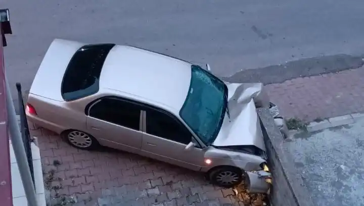 Kontrolünü Kaybeden Araç Duvara Çarptı: Neyin Neden Olduğu Merak Ediliyor