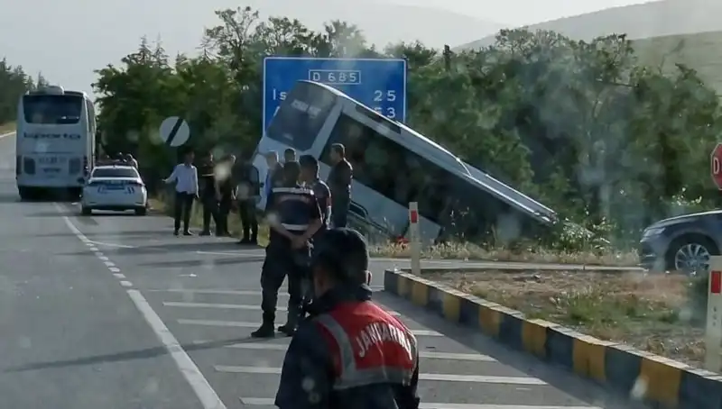 Isparta'da Korkunç Kaza: Tur Otobüsü ile Yolcu Otobüsü Çarpıştı!