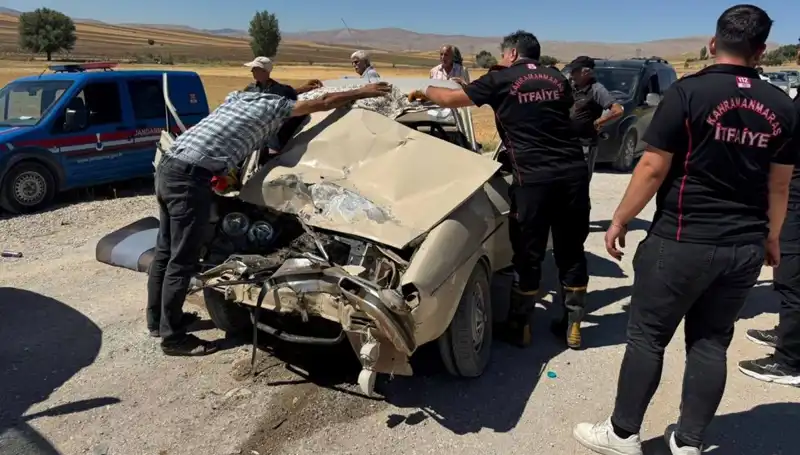 Kahramanmaraş’ta Otomobil ve Kamyonet Çarpıştı: Kaza Anı Kameralara Yansıdı