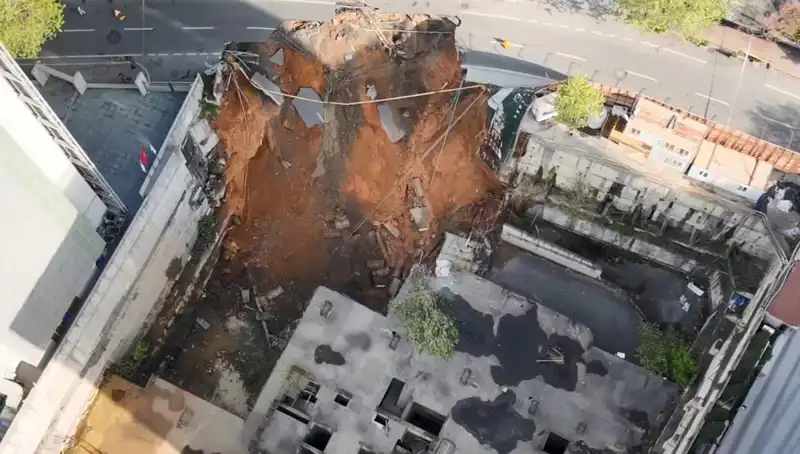 Sarıyer'de Büyük Çöküntü: Cadde Trafiğe Kapatıldı, Neler Oluyor?