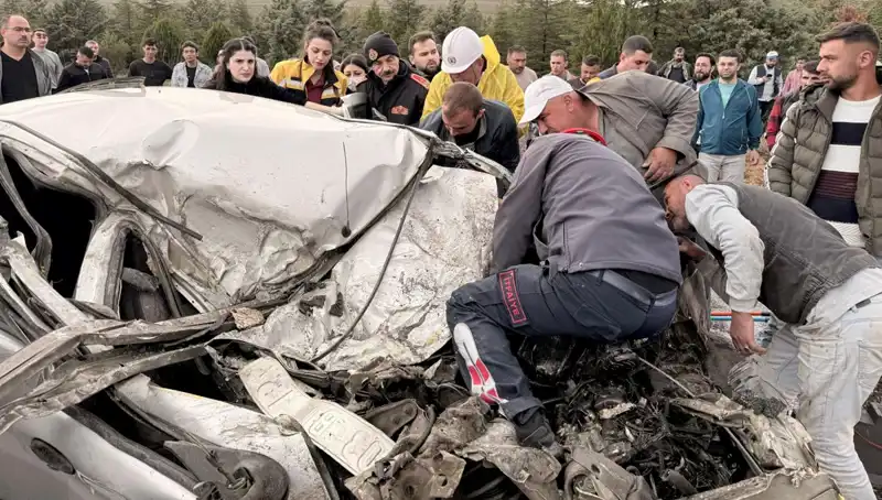 TIR ile Çarpışan Araç, Kağıt Gibi Ezildi: Kaza Anı Şok Etti