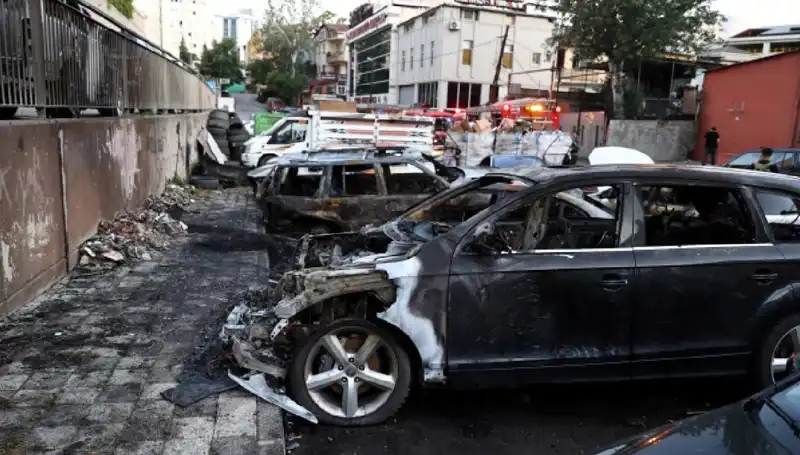 Sanayide Tamir İçin Bekleyen Araçlar Alev Alev Yandı: Olayın Ayrıntıları