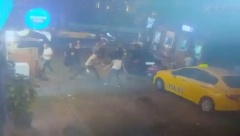 Beyoğlu'nda İnce Hesaplaşma: Laf Atma Kavgasi Kanlı Bitti
