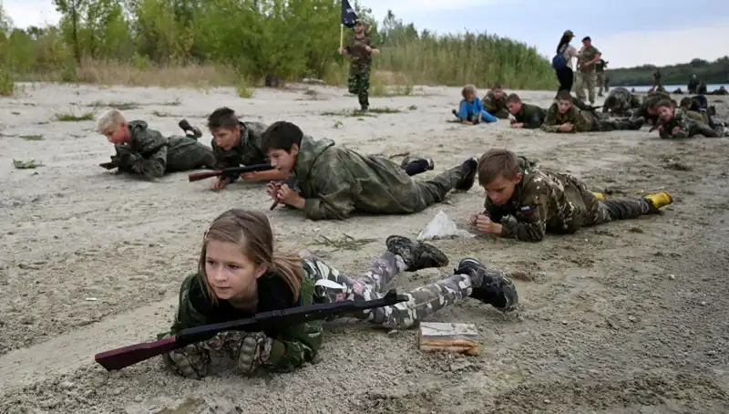 Rusya'da 8 Yaşındaki Çocuklar Askeri Kampta Hayatta Kalma Mücadelesi Veriyor