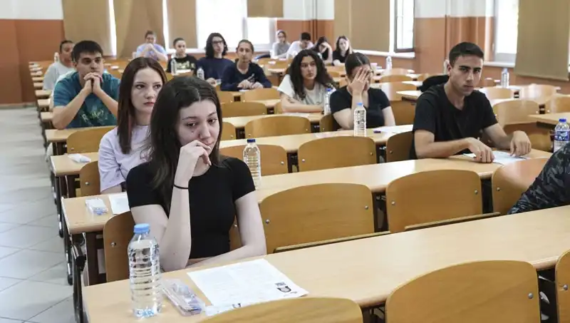 YKS 2023 Sonuçları Açıklandı: Öğrenciler Heyecan İçinde Sonuçlarını Öğreniyor!