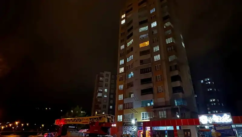 Yıldırım Apartmanın Çatısına Düştü: Korku Dolu Anlar ve Sonrası