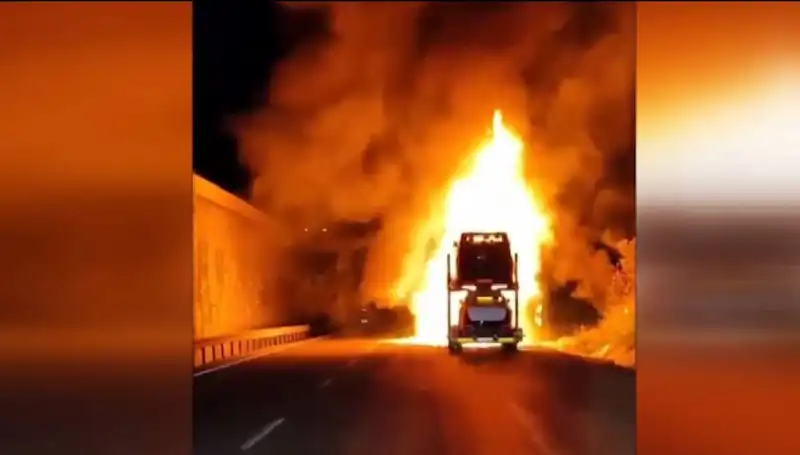 Otomobil Yüklü Tırda Yangın: 8 Araç Küller İçinde Kaldı