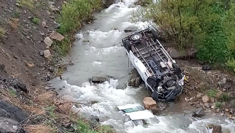 Hakkari'de Minibüs Devrildi: Derede Can Pazarı ve Acı Tablo!