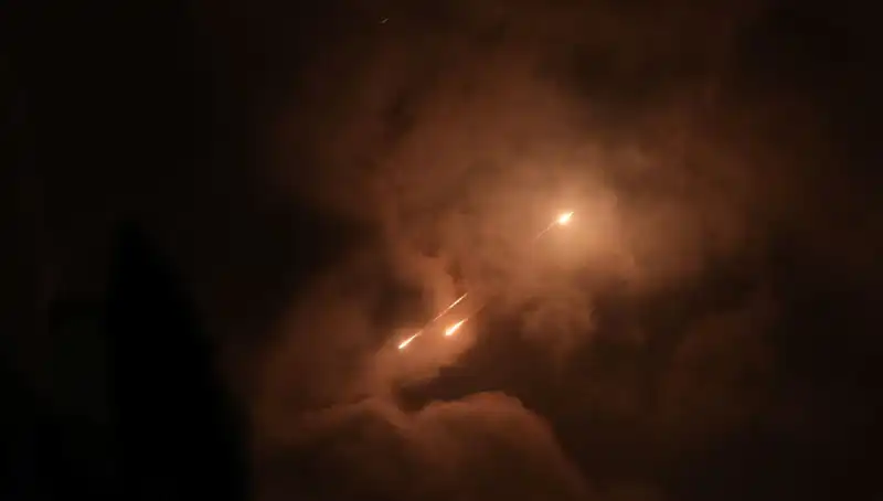 İran’ın Gece Saldırıları: Füzelerin Ateşlenme Zamanı Ne Anlama Geliyor?