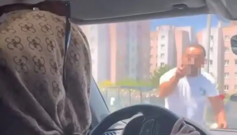 Trafikte Dehşet Anları: Camı Yumruklayan Sürücü ve Şok Edici Olaylar