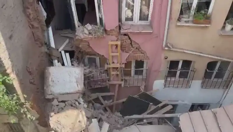 İstanbul'da Üç Katlı Binanın Balkonu Çöktü: Korkutan Anlar