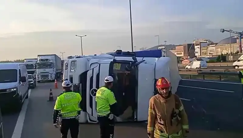 Pendik TEM Otoyolu'nda TIR Devrildi: İstanbul Yönünde Trafik Kilitlendi