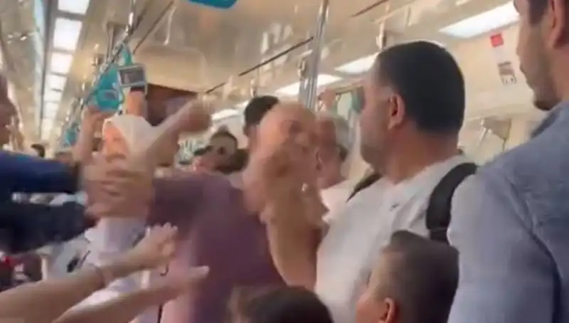 Marmaray'da Neler Oluyor? Yumurta Konservesi Kavgaya Dönüşünce Herkes Şaşırdı!