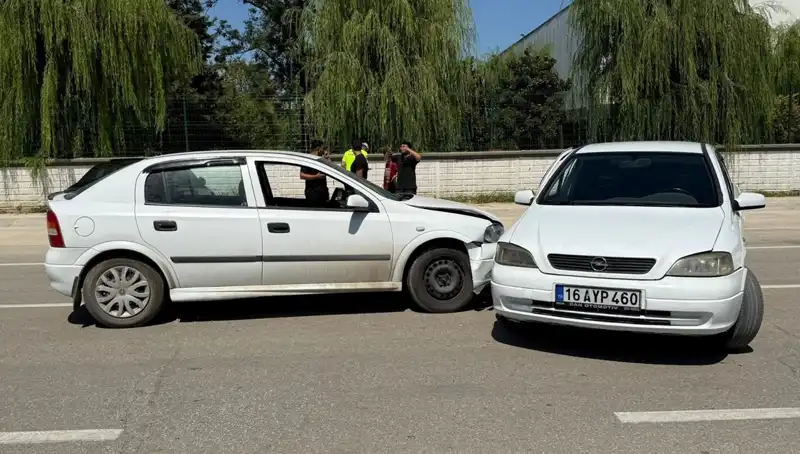 İki Otomobil Çarpıştı: Korkutan Kaza Sonucu İki Yaralı