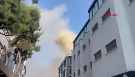 İstanbul'da 4 Katlı İş Merkezinde Yangın: Müdahale Ekipleri Olay Yerinde