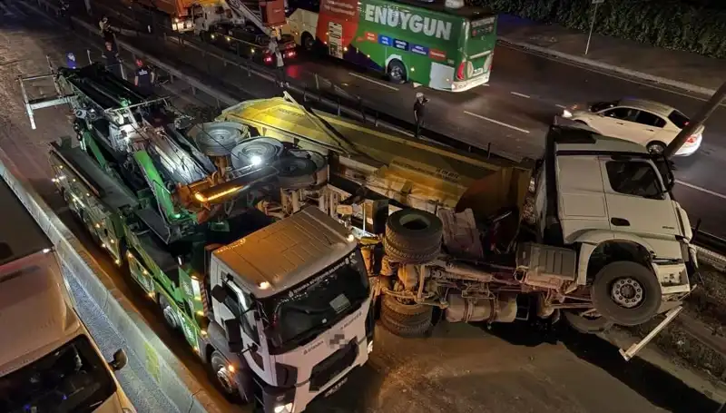 Moloz Yüklü Hafriyat Kamyonu Devrildi: Şoke Edici Görüntüler Ortaya Çıktı