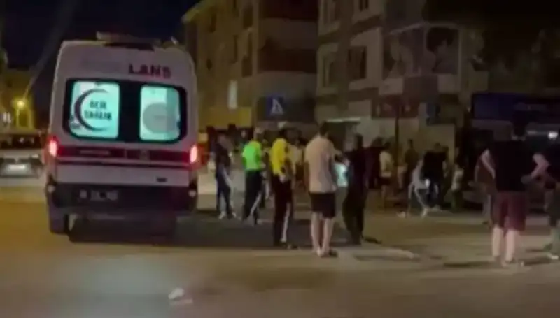 Alkollü Sürücü, Tartıştığı Yayaları Kamyonetle Ezerek Feci Bir Olay Yaratıyor