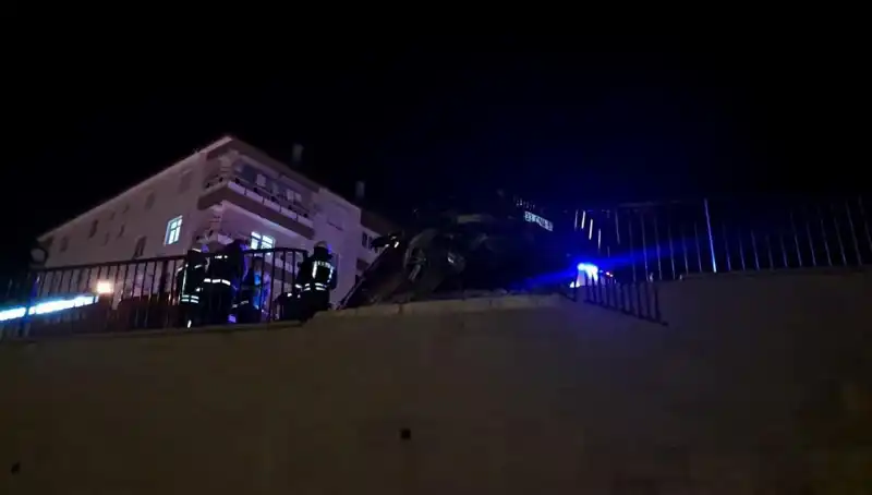 Kontrolden Çıkıp Bariyere Çarpan Araç Asılı Kaldı: Hayalet gibi bir kaza!