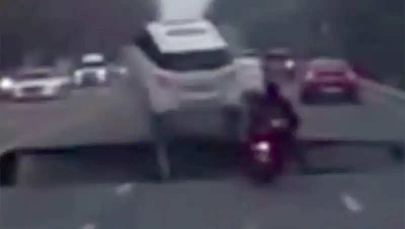 Güney Kore'de Otoyolda Oluşan Dev Çukur Motosikleti Yuttu: Sürücüler Şokta