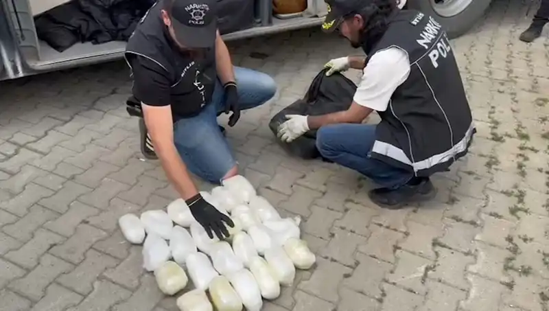 Yolcunun Valizinden 13 Kilo Metamfetamin Çıktı: Uyuşturucu Kaçakçıları Yeniden Ağına Düştü