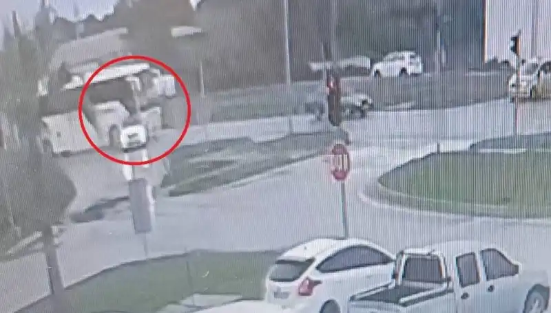 Kırmızı Işıkta Durdu, Yolcu Otobüsü Duran Araca Çarptı: Korkunç Kaza Anı