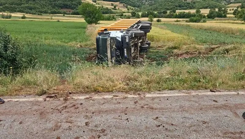 Tokat'ta Devrilen Kamyonda Şoför Hayatını Kaybetti: Olayın Detayları