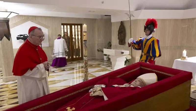 Papa'nın Tabutundaki Fotoğraflar: Duygusal Anlar ve Anlamı