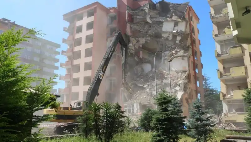 Dalgalar Deprem Sarsıntısı Gibi Etki Yaratınca İki Bina Yıkılıyor