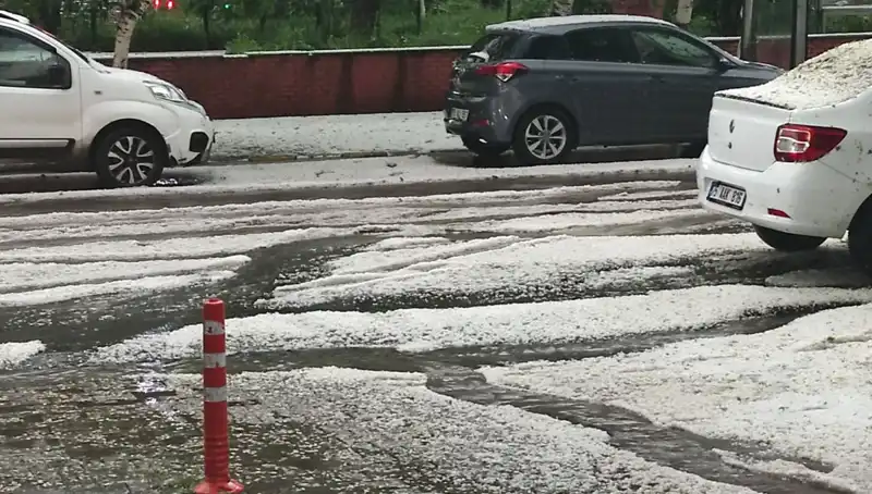 Ardahan'da Dolu ve Kar Yağışı Şehri Beyaza Bürüdü: Doğa Harikası Manzaralar