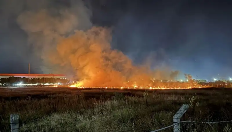 İzmir'de Gece Yarısı Yangın Paniği! Alevlerin Dansı Sokakları Sardı