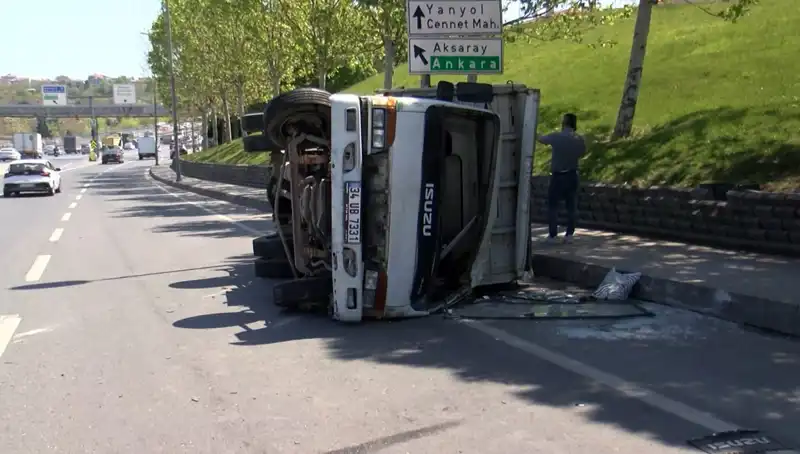 Küçükçekmece D-100 Karayolu'nda Maddi Hasarlı Kaza: Trafik Durma Noktasına Geldi