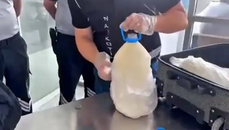 12 Kilo 800 Gram Uyuşturucu Süt Şişesinde Ele Geçirildi: Havalimanında Neler Oldu?